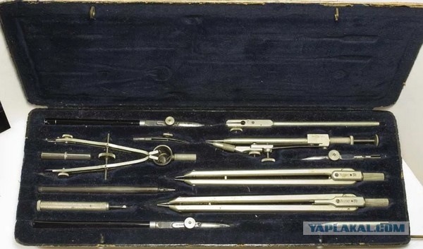 Изображение создано для демонстрации специализированных школьных инструментов для черчения, широко использовавшихся в советской и ранней российской школе.