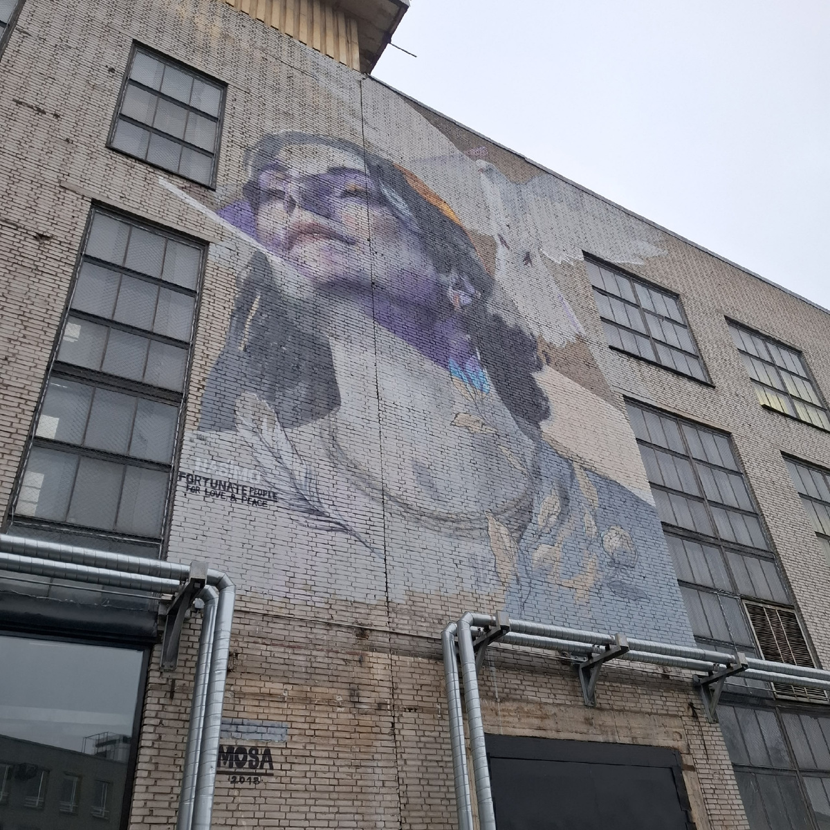 Когда мы приехали на Формулу, я сразу вспомнила это место. Именно здесь проходил фестиваль Comic Con (или как его там), на котором мне удалось побывать года два назад. Именно тот фестиваль дал мне понять, что я не готова к подобного рода мероприятиям. Но арт на стене классный :)