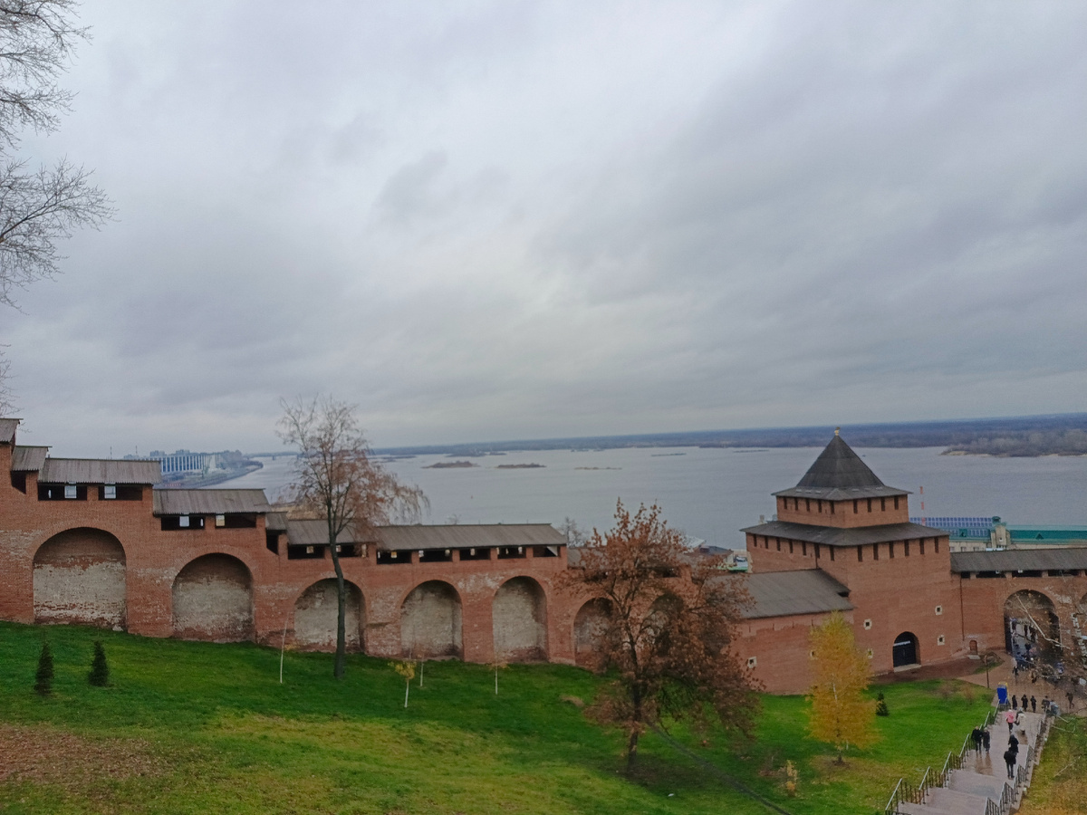 Вид на Стрелку - место соединения двух великих русских рек - Волги и Оки: фото из личного архива автора