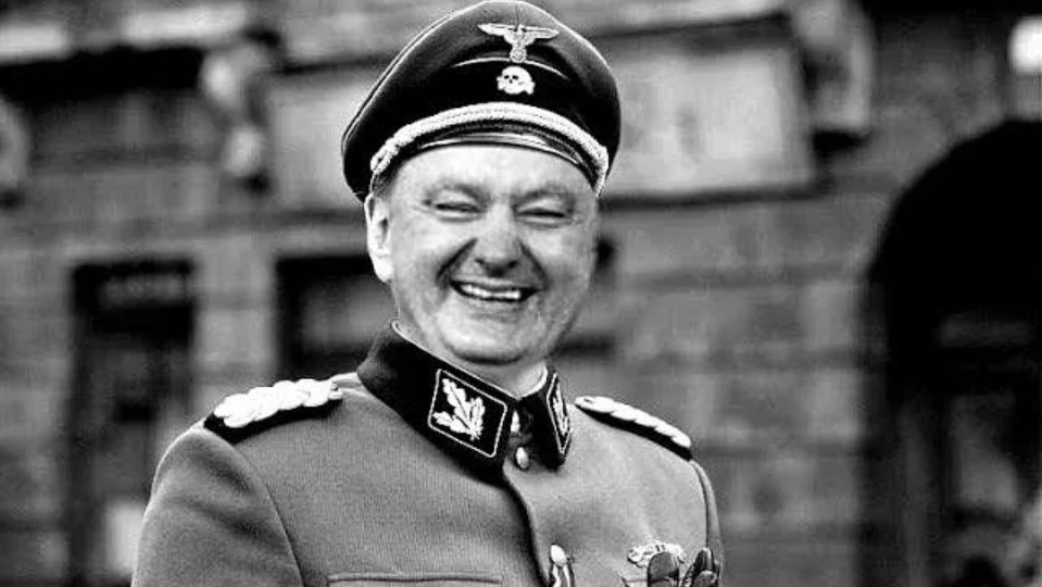 Немцы хохотали и смотрели на него с недоумевающей жалостью. Произошедшее дальше, заставило смех затихнуть