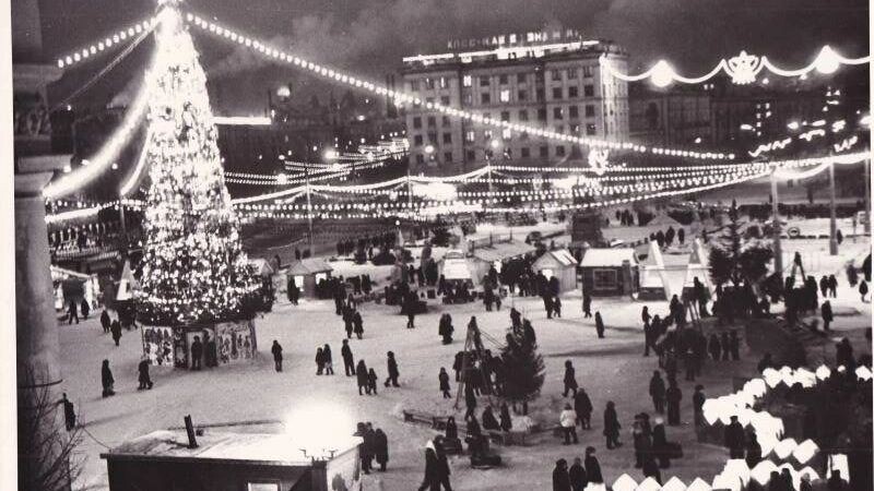    Снежный городок на Театральной площади в 1976–1977 годах   Архив «Нижнетагильский музей-заповедник „Горнозаводской Урал“
