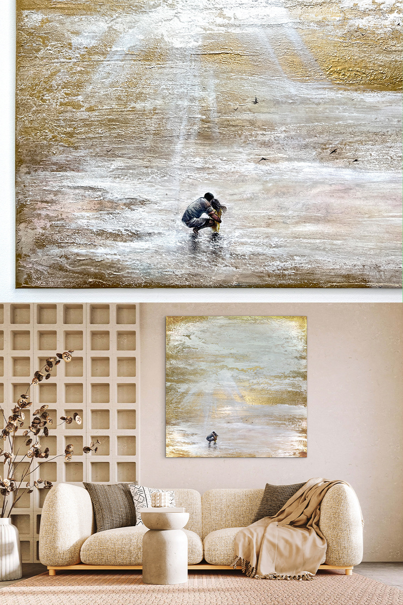 Светлая картина с золотом в интерьере