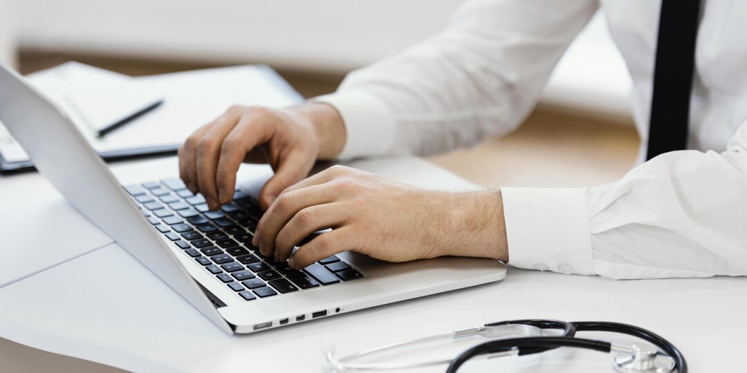 Переход на электронные медицинские книжки завершится в 2026 году. Что это значит для нас?
