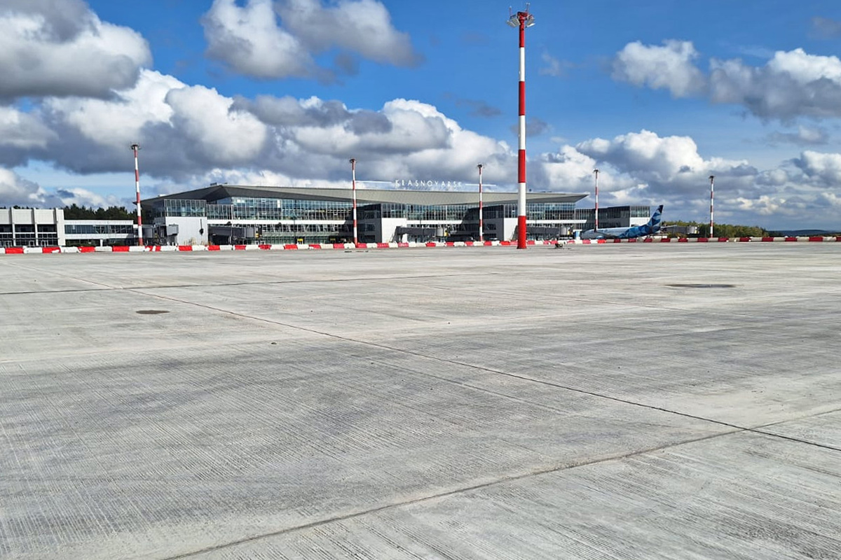     Работы по обновлению перрона красноярского аэропорта идут поэтапно с 2016 года. Новый этап начнется в следующем году