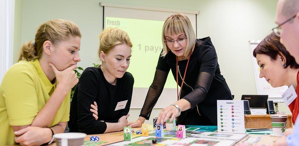 Наилучший результат симуляции может обеспечить опытный бизнес-тренер и фасилитатор. Он объясняет правила, направляет процесс, помогает получить инсайты и проанализировать результаты игры.
