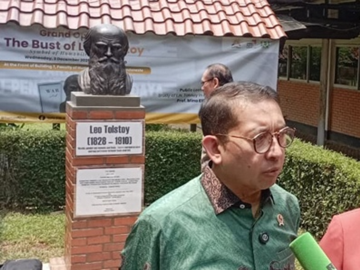    Министр культуры Индонезии Фадли Зон на церемонии открытия бронзового бюста русского писателя Льва Николаевича Толстого на территории Университета Индонезии© Фото : Metrotv
