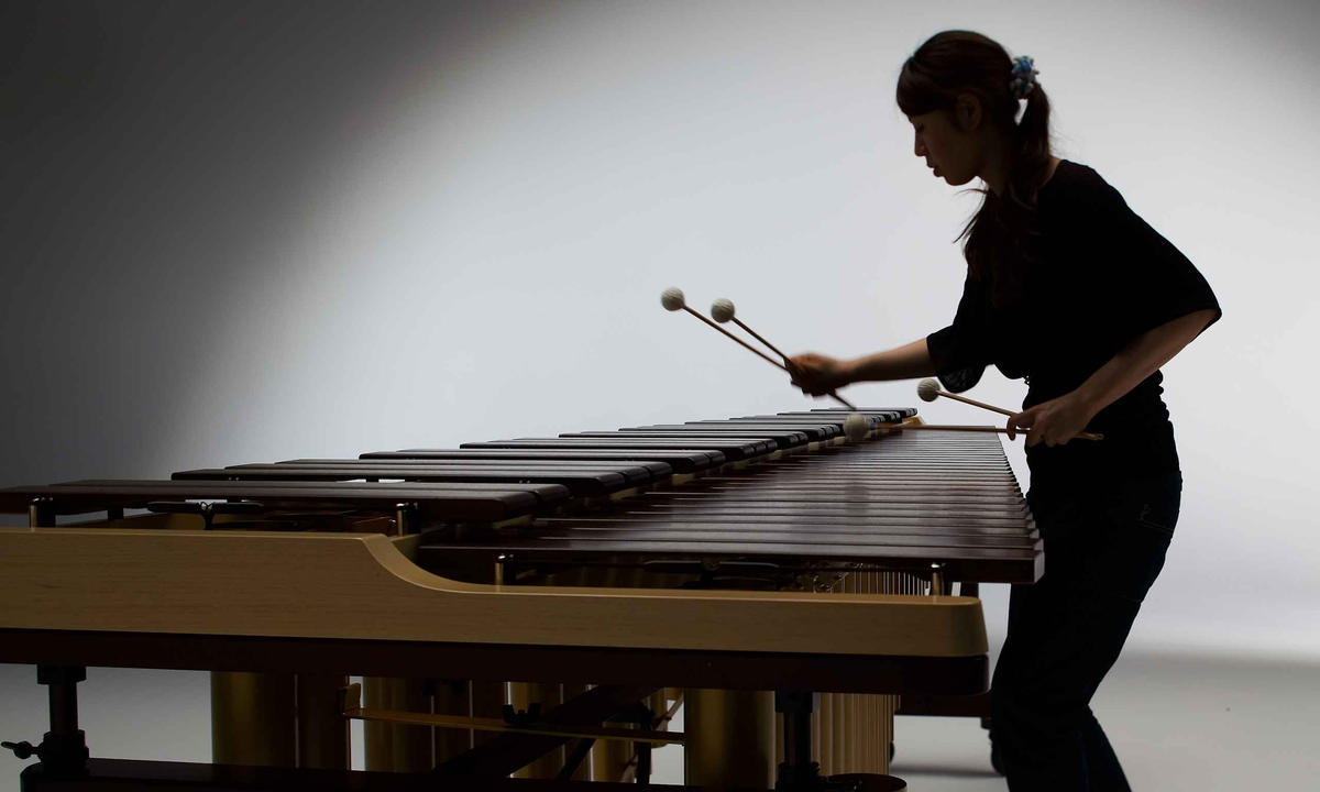 Игра на маримбе Yamaha YM6100A