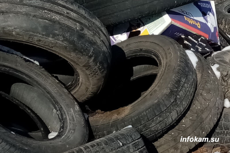    Груда автопокрышек у мусорки в Камышине