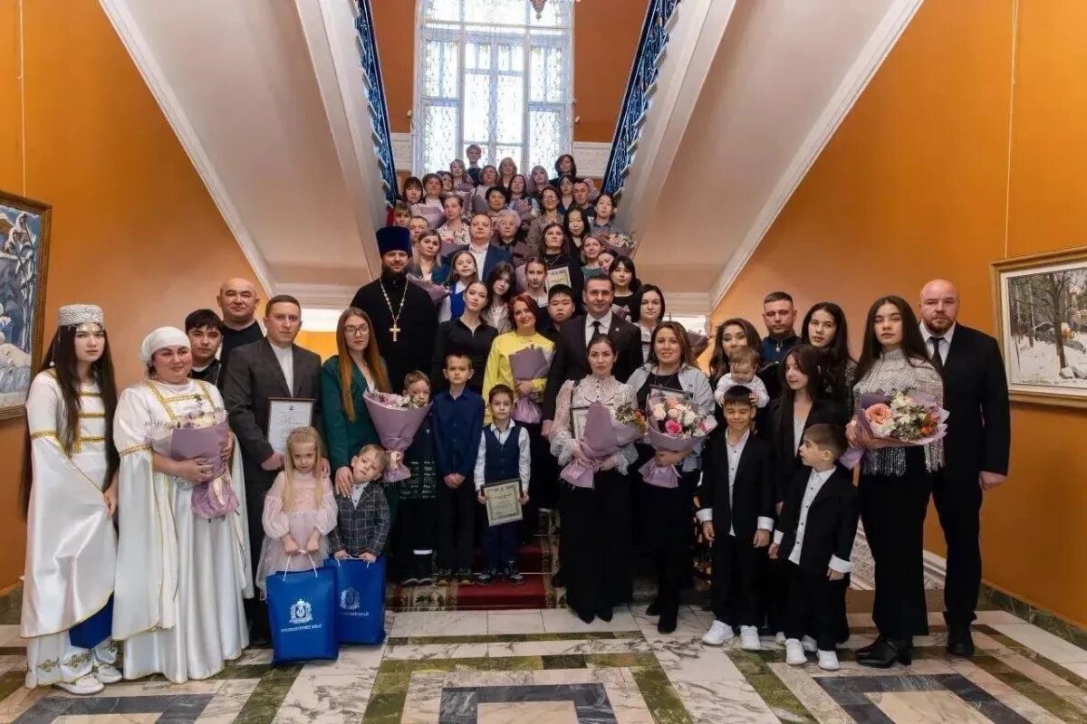    Хабаровских многодетных матерей и жён бойцов СВО наградил Демешин на приёме