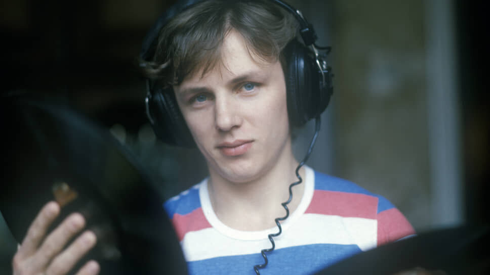 Игорь Ларионов начал заниматься хоккеем с шести лет. В 1978 году он стал выступать за воскресенские «Химки» в чемпионате СССР. Хоккеист занимал позицию нападающего. Он оставил команду в 1981 году. За воскресенский клуб успел провести 123 игры и забросил 39 шайб .📷Фото: Бочинин Анатолий / Фотоархив журнала «Огонёк» / Коммерсантъ