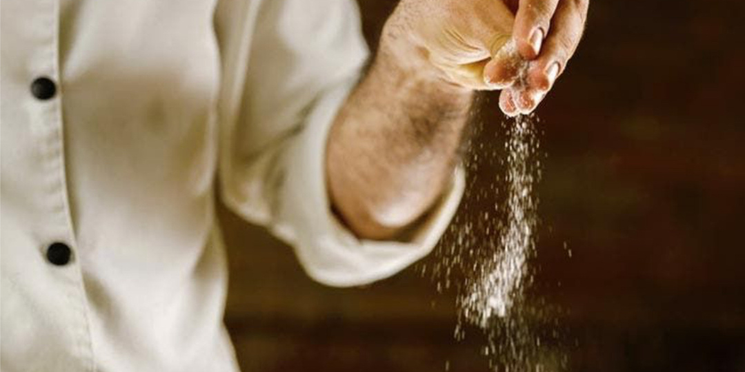 «Я не пробую на соль»: Почему одни повара доверяют ложке, а другие — ощущениям в руке