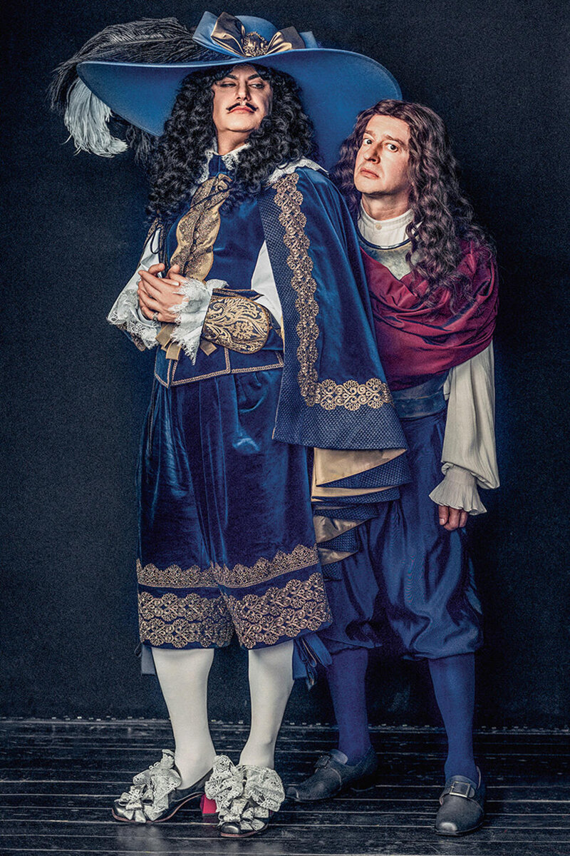    «Я понимаю, как мне повезло попасть в МХТ, потому что куда уж круче. Но если бы это предложение не сделал мой обожаемый артист Константин Хабенский, с которым к тому моменту я лично не был знаком, я бы никогда не согласился» С партнером по спектаклю «Кабала святош» Константином Хабенским, играющим Мольера Валентин Блох/Медиацентр МХТ имени А. П. Чехова