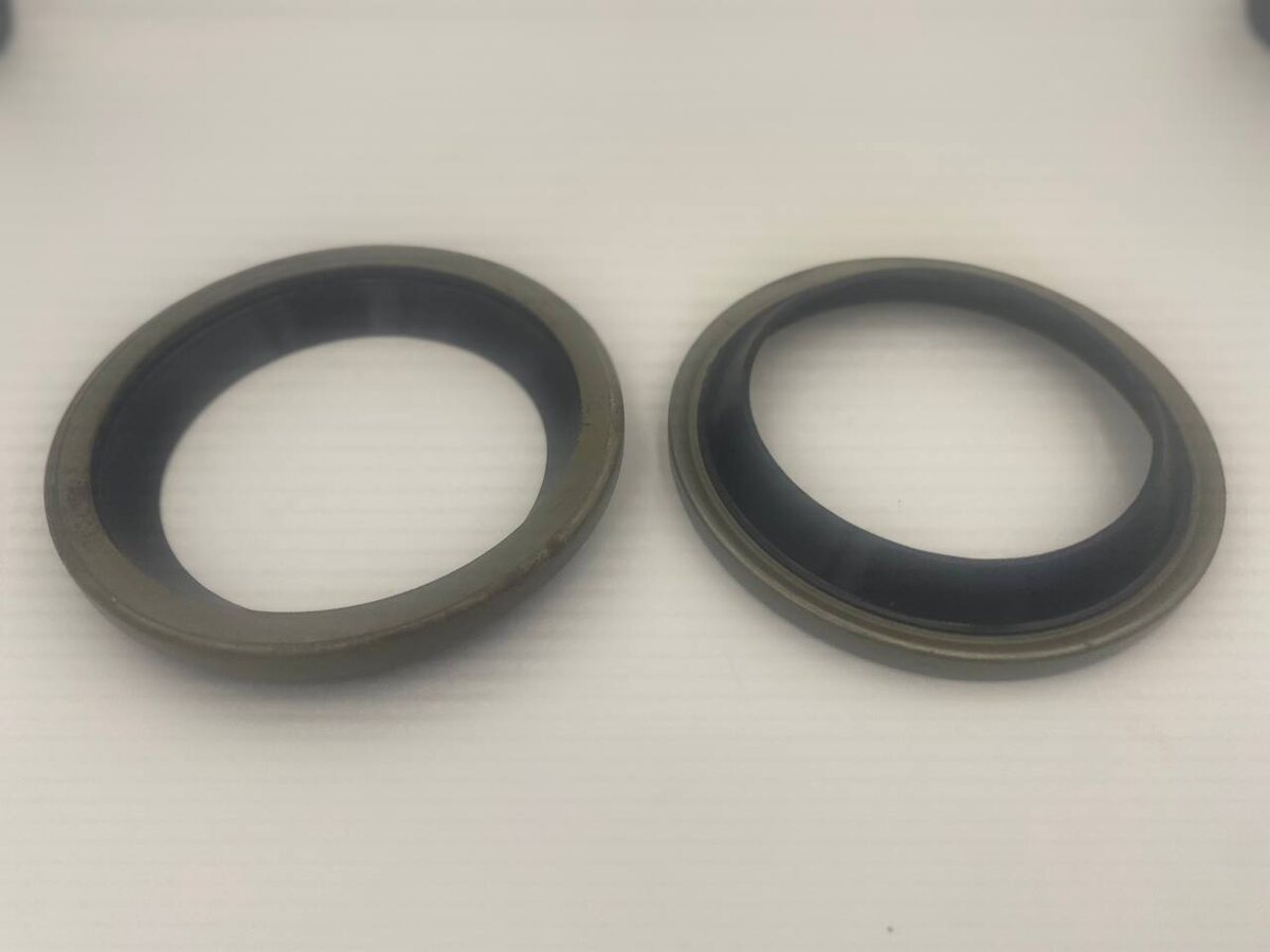 Сальник шкворня переднего моста | 75*99*7/14.5 | (Y01156 VB) | Y01156 | SNF    
https://mirsalnikov.ru