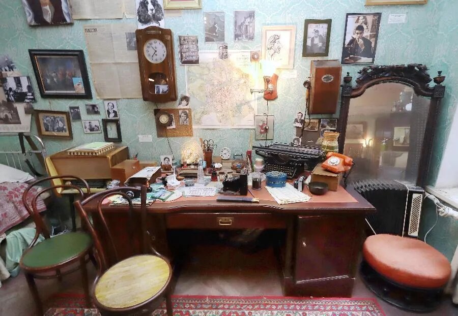 Рабочий стол Сергея Довлатова — это своего рода реконструкция. Как он в точности выглядел, сведений не сохранилось./ФОТО Дмитрия СОКОЛОВА