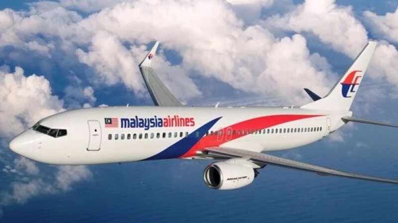     Авиалайнер Boeing 777-200. piter.tv.