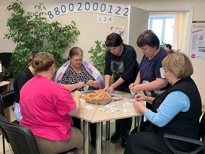 Сотрудники Комплексного центра фасуют чай