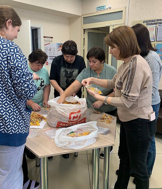 Сотрудники Комплексного центра фасуют сушёные дольки лимонов и апельсинов