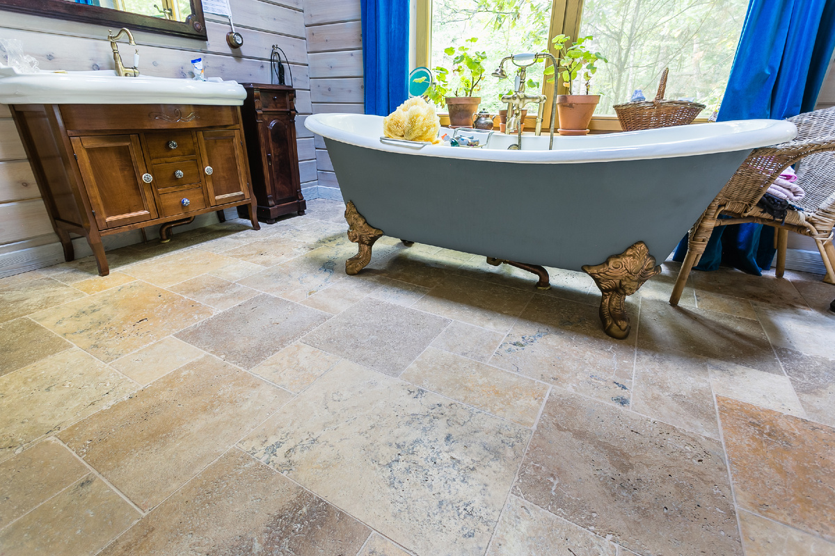 Камень добавляет текстуру, лёгкую прохладу и ощущение фундамента.