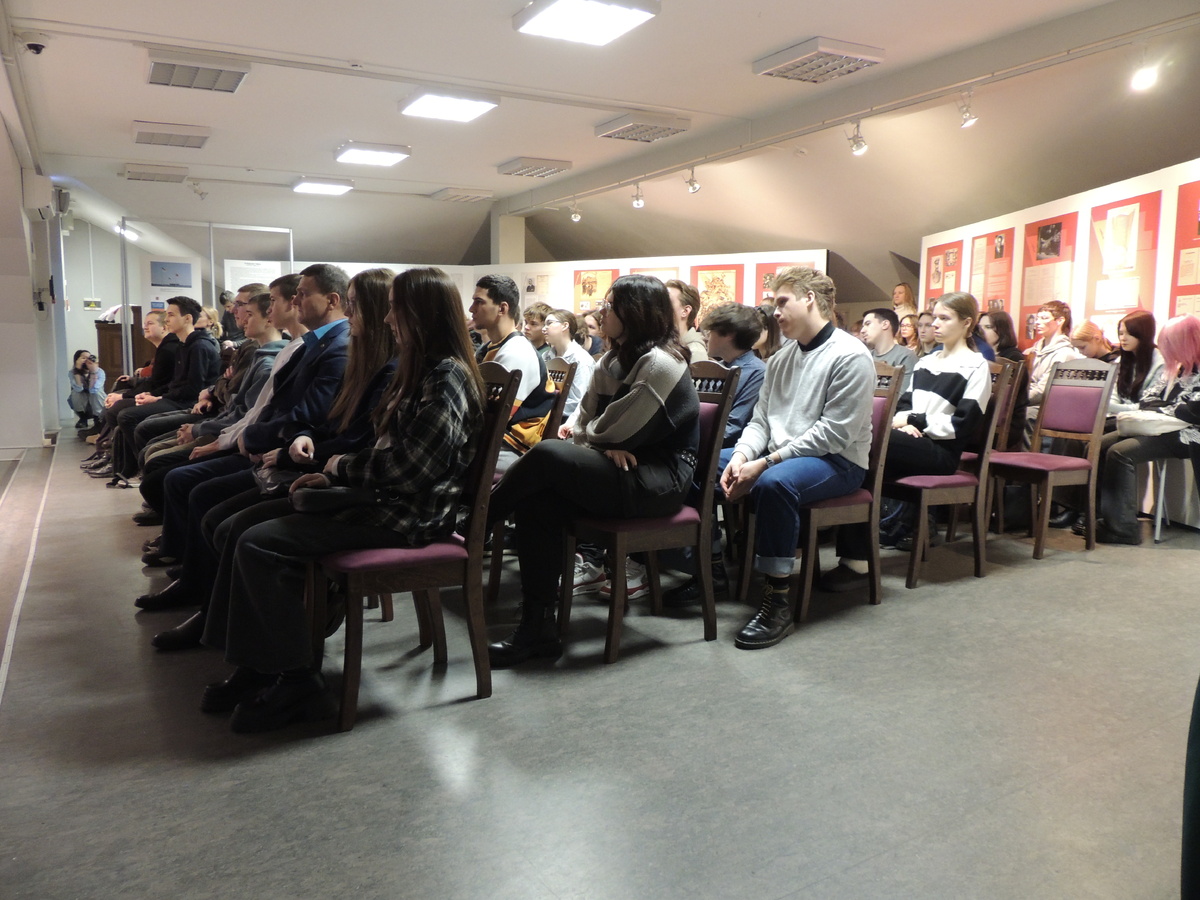 Студенты петербургских вузов и колледжей в Музее политической истории России на уроке мужества в годовщину начала Нюрнбергского процесса. 20 ноября 2025 г. Фото: Пресс-служба ГМПИР