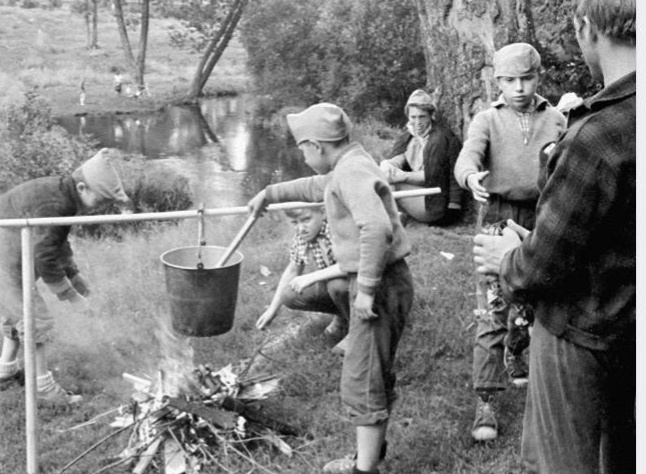 Поход в лагере. Уху варят сразу, как поймали из реки! Фото из интернета.