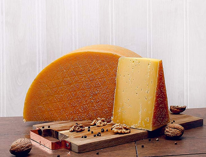 Сыр Российский, выдержанный. Гжельское подворье, семейная ферма