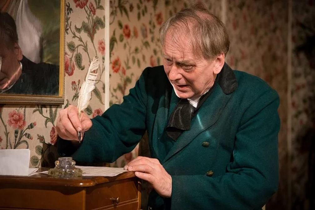  Стряпчий Захар Захарыч в пьесе А.Н. Островского "В чужом пиру похмелье".