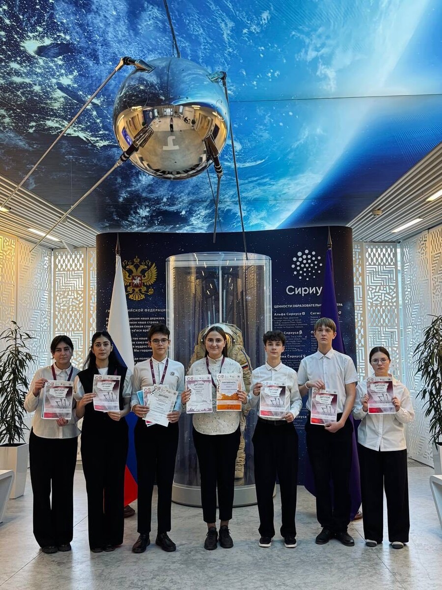 Команда школьников Усть-Лабинска и участница проекта «Учитель Вольного Дела», учитель химии школы №2 Мария Рябикова (в центре).