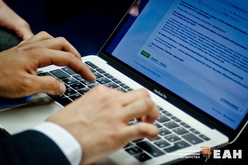    Фото: ЕАН / Руки на клавиатуре ноутбука