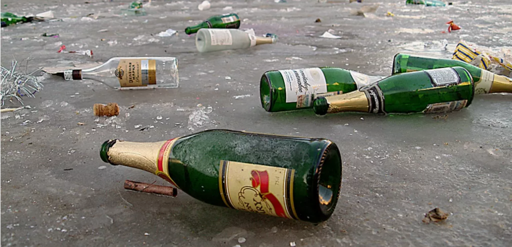 Бутылки на льду. Это было примерно где-то так.  Фото: siava.ru