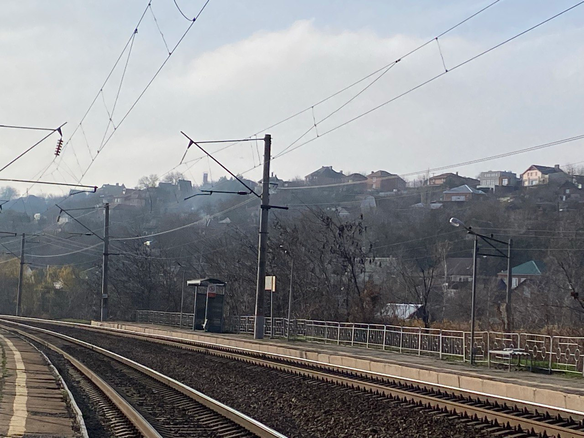 Вид на хутор Большой Лог со стороны ж/д станции, 22 ноября 2025. Фото автора