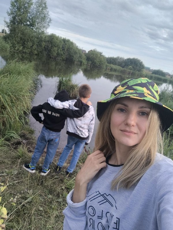 Очередная прогулка с мальчишками, дошли до местного болотистого прудика