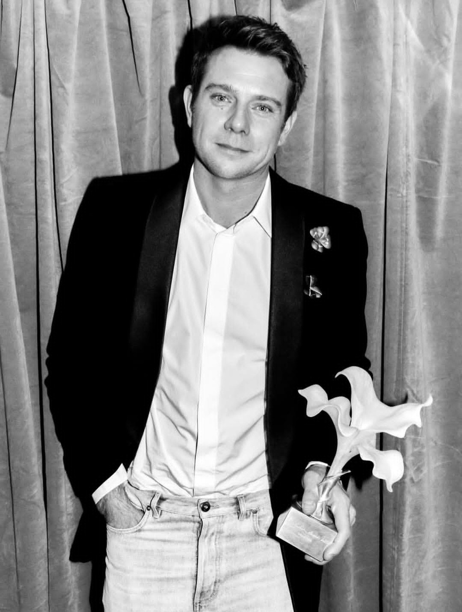 Джонатан Андерсон с наградой "Дизайнер года" The Fashion Awards 2025. Материал: Dior.