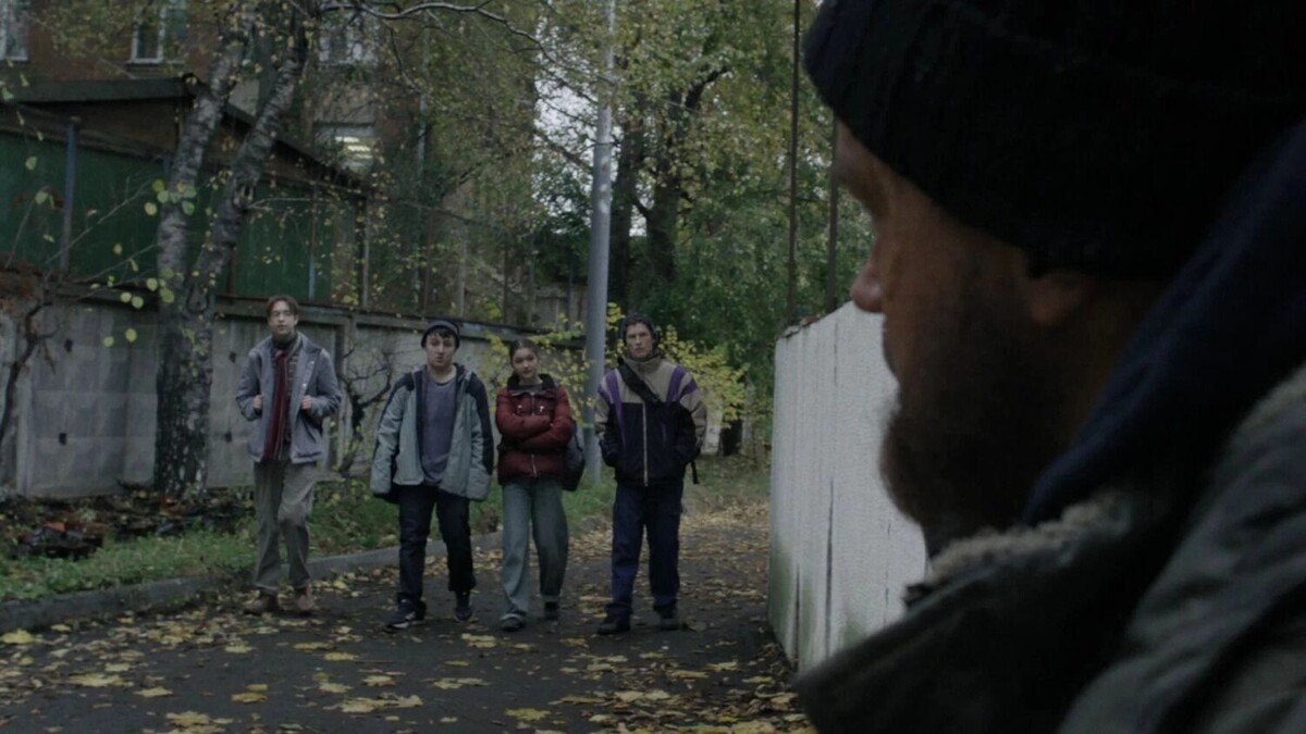    Рецензия на сериал «Камбэк», снятый в Нижнем Новгороде   Режиссер: Динар Гарипов, сценарий: Илья Куликов, Алексей Иванов, Василий Внуков, композитор: Антон Севидов, Андрей Тимонин, художник: Иван Кузьменков, Александра Филимонова, Юлия Щукина / Фрагмент из сериала «Камбэк»