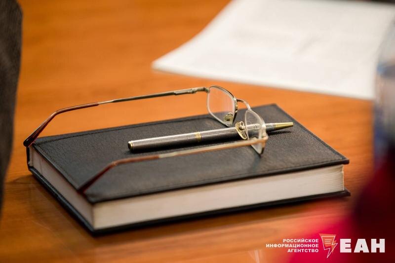    Фото: ЕАН / Блокнот, ручка, очки на столе