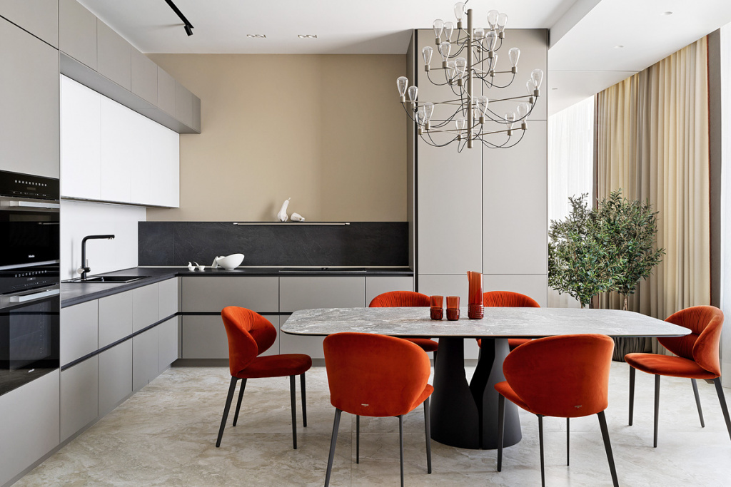 Кухня, Nobilia; тюль, портьер - все Viona; краска Satin SG премиальной серии H&H, Derufa; светильник Poseidon и стол Giano Keramik, Cattelan Italia, стул Drop, Bontрempi, кувшин и стаканы Trama, Kartell, деревья оливы, Treez - все Счастье home