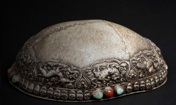 Ритуальный сосуд из верхней части человеческого черепа