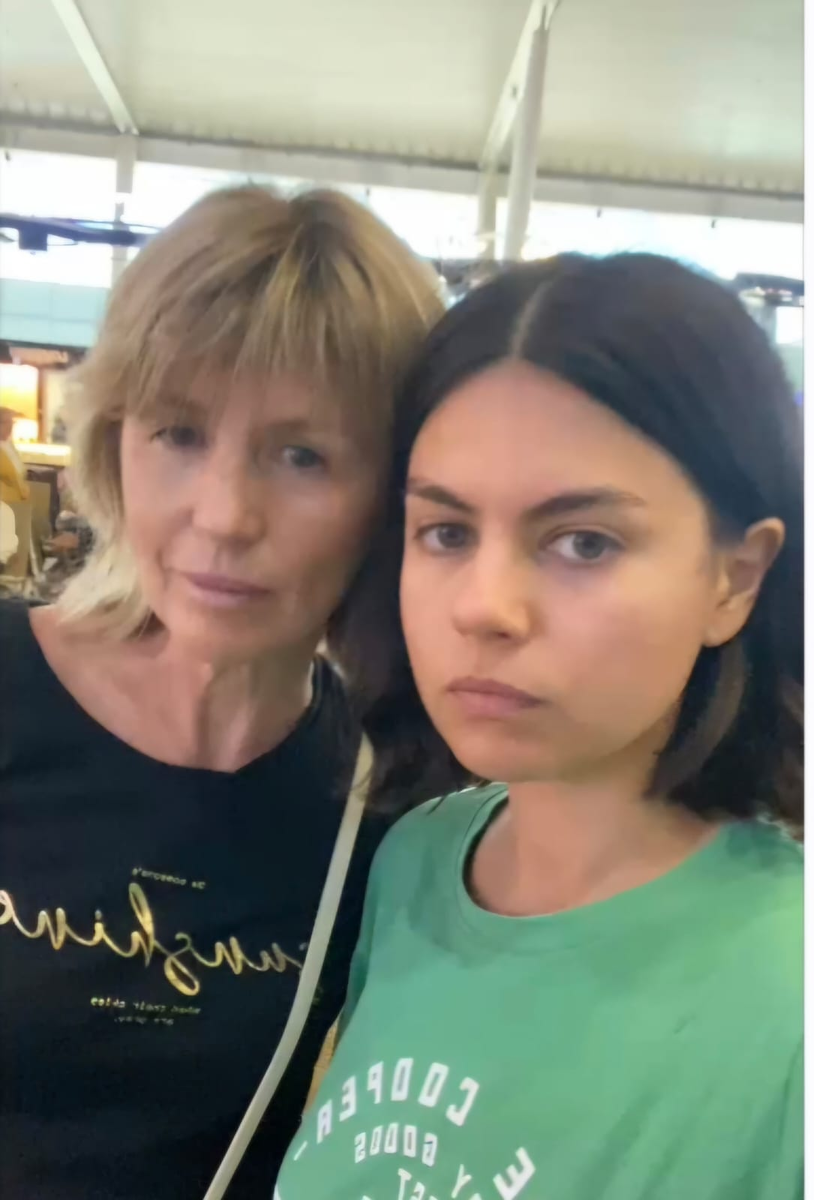 Потерпевшие на фото уже в аэропорту. 