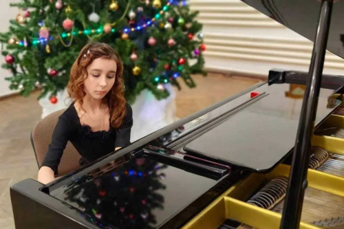    Юная пианистка из Таганрога Виолетта Болучевская // Фото официальный портал правительства Ростовской области