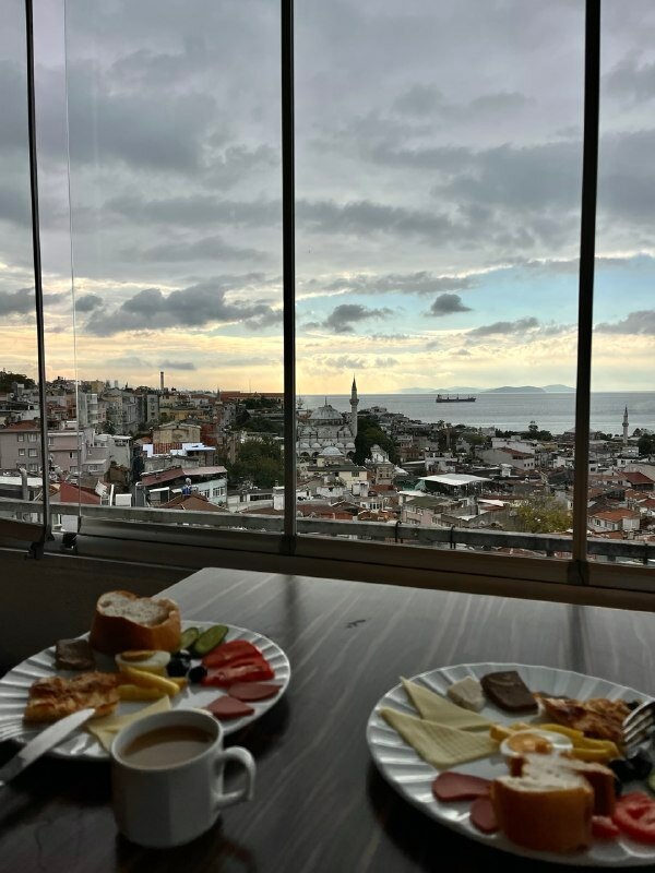 Вид с террасы на завтраках в гостинице в районе Султанахмет