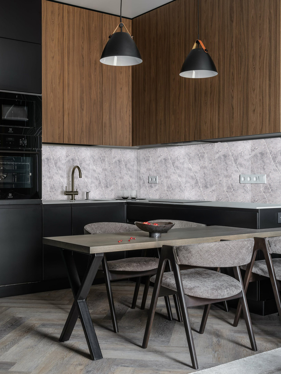 Пример интерьера кухни с отделкой фартука гибкими стеновыми ПВХ панелями VEROL с имитацией камня. Артикул на WB: 336325161.