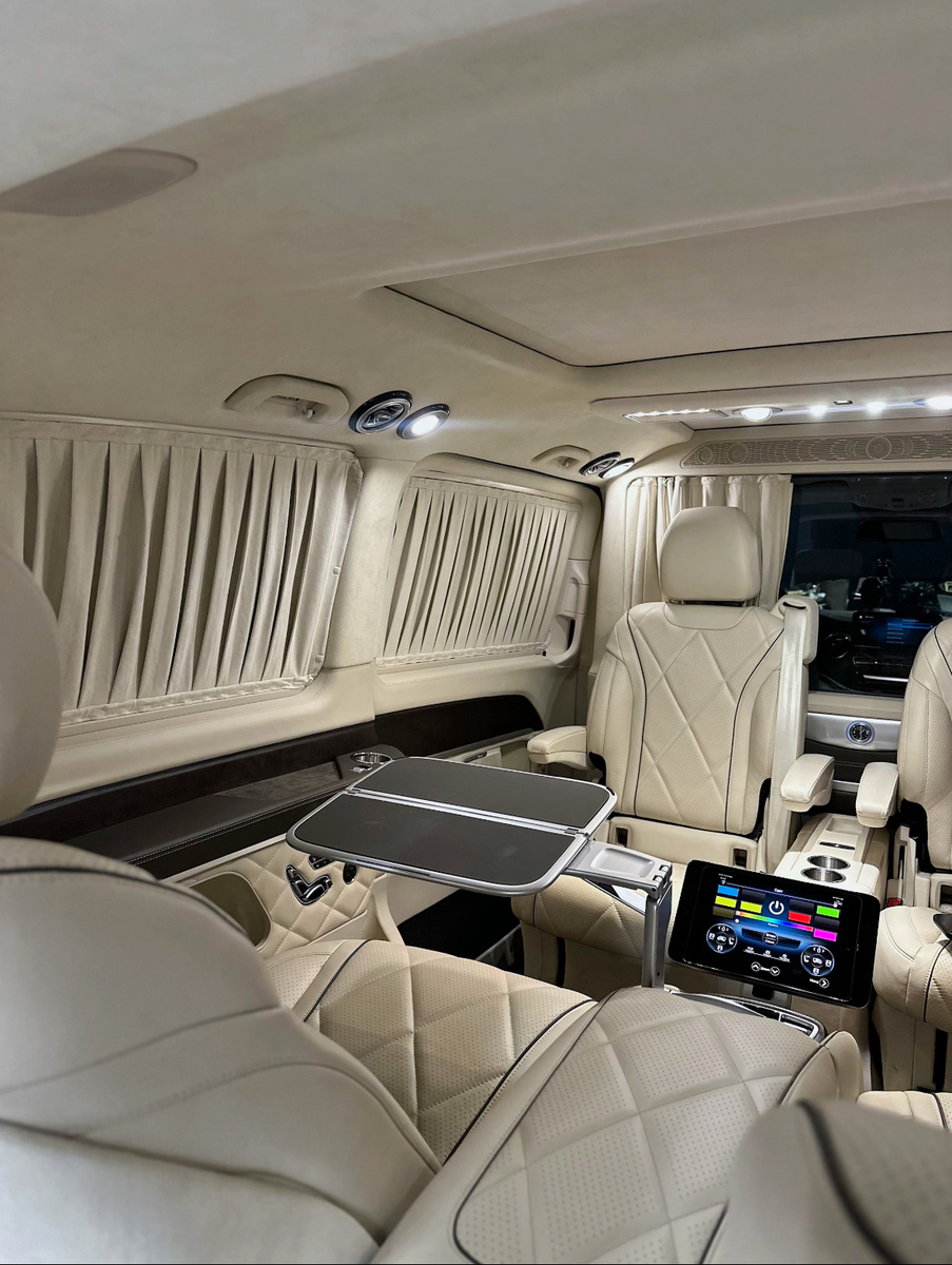 Ультратонкая перегородка со SMART TV. Выполнена из шпона дерева и хрома, с оригинальными часами Mercedes и подсветкой Ambilight