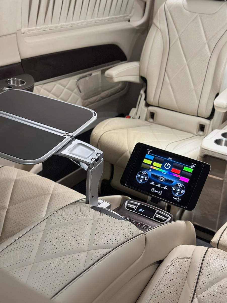 Оригинальная консоль с iPad и столиками Maybach