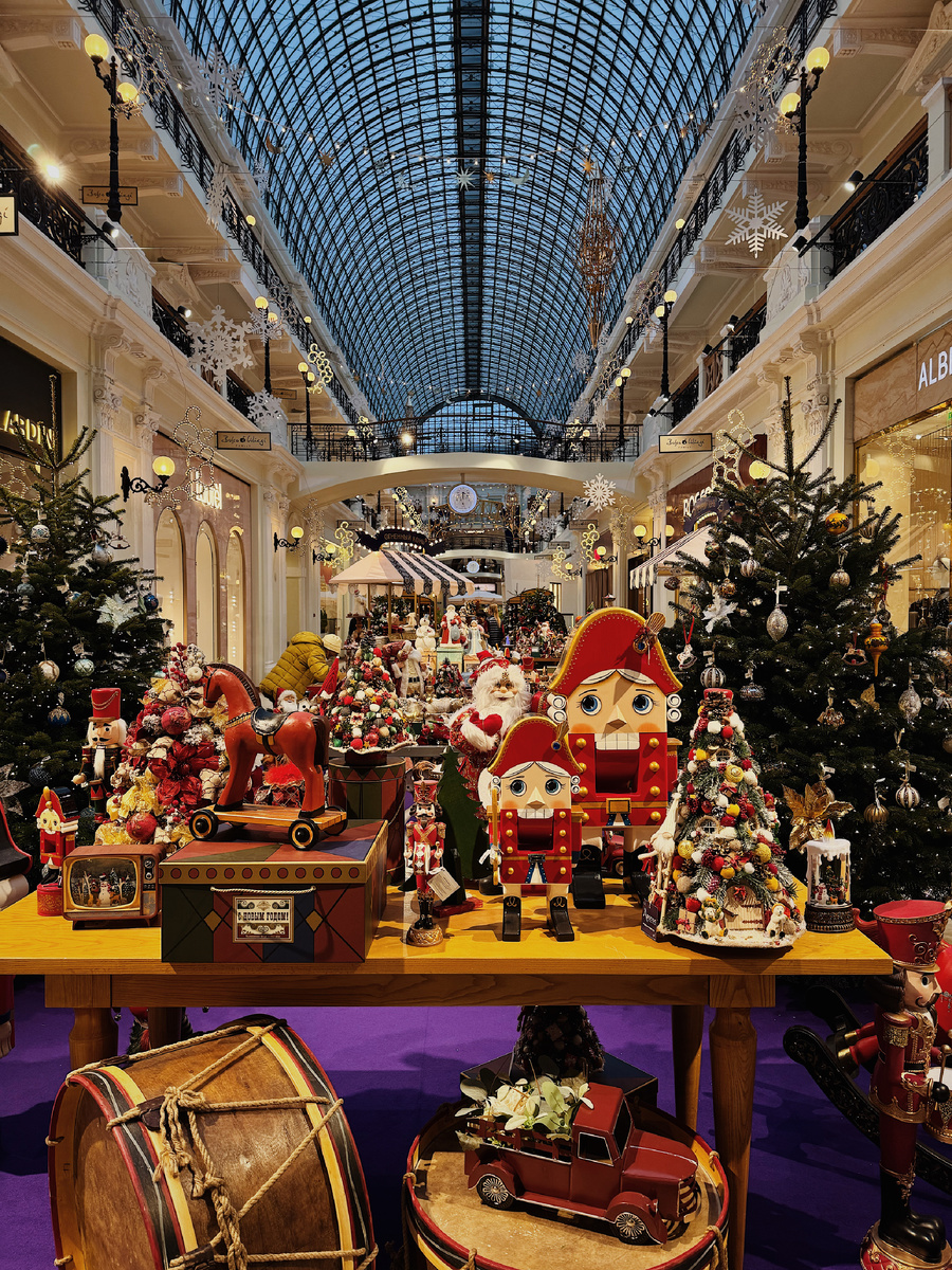 При входе вас встретит коллекция щелкунчиков и елочек