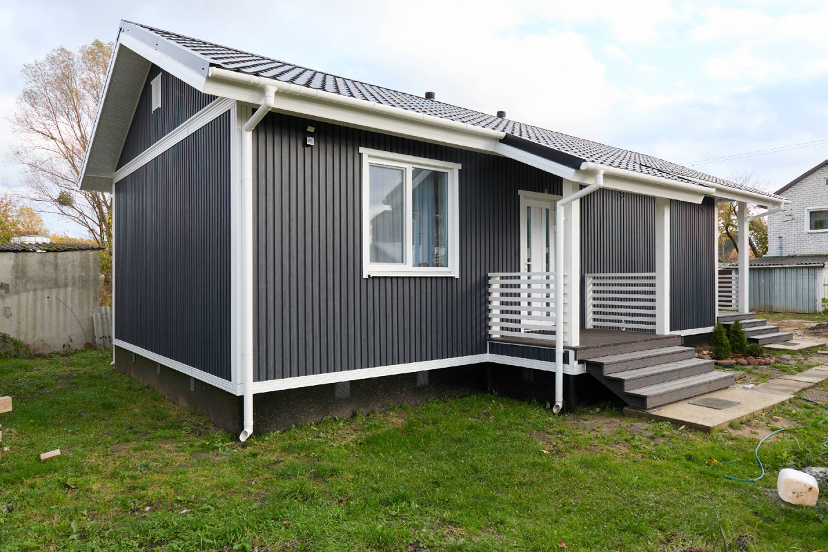 Дом с черным сайдингом