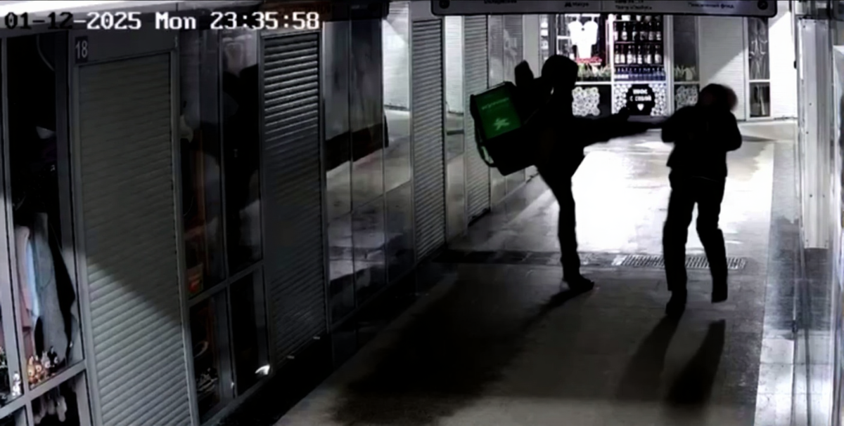 Служба контроля обслуживания не смогла пройти мимо такого удара. Его уволили. 