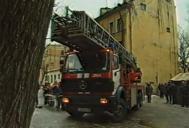 Пожарная машина у дома №6
Кадр: страница «Пожарная охрана Санкт-Петербурга.Телесюжеты» во «ВКонтакте»