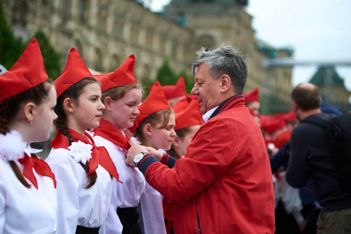 Стилизованное архивное фото, воссоздающее атмосферу ритуала посвящения в пионеры. Изображение создано для передачи исторического и культурного контекста эпохи.