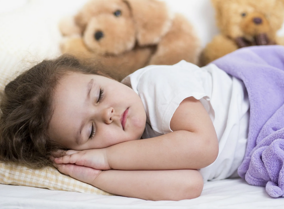 теребит подушку перед сном