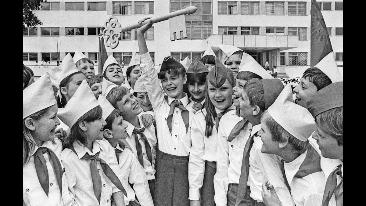 Стилизованные архивные фотографии, иллюстрирующие положительные аспекты пионерского детства: коллективные активные игры и неформальное общение. Фотографии созданы для передачи атмосферы эпохи и не содержат узнаваемых лиц.