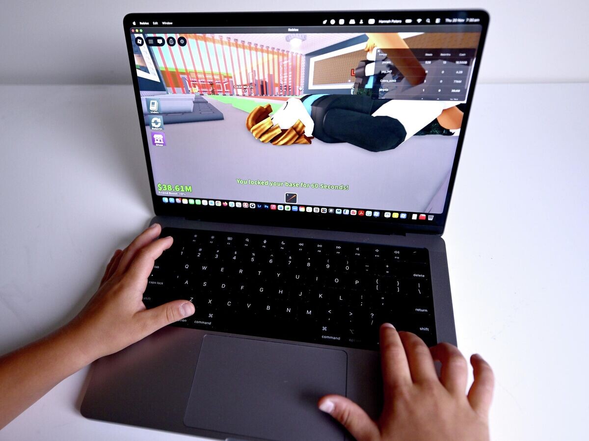    Ребенок играет на платформе Roblox© Getty Images / Hannah Peters